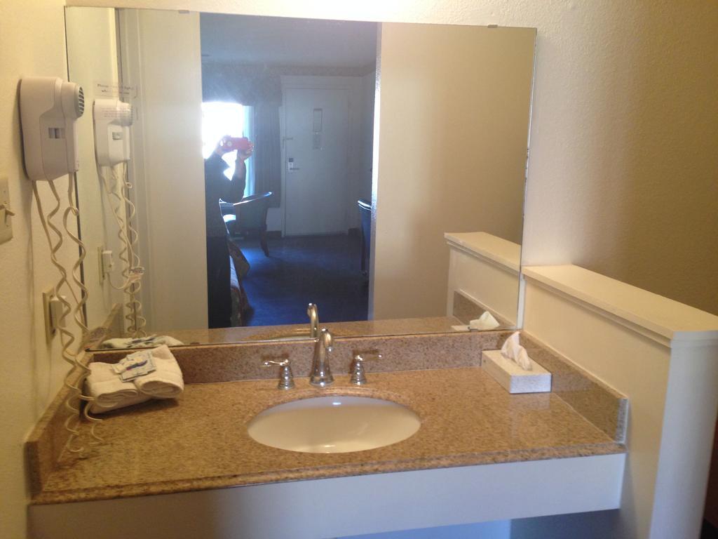 Granbury Inn And Suites Екстериор снимка
