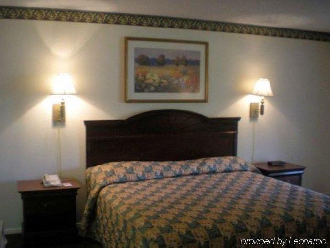 Granbury Inn And Suites Екстериор снимка