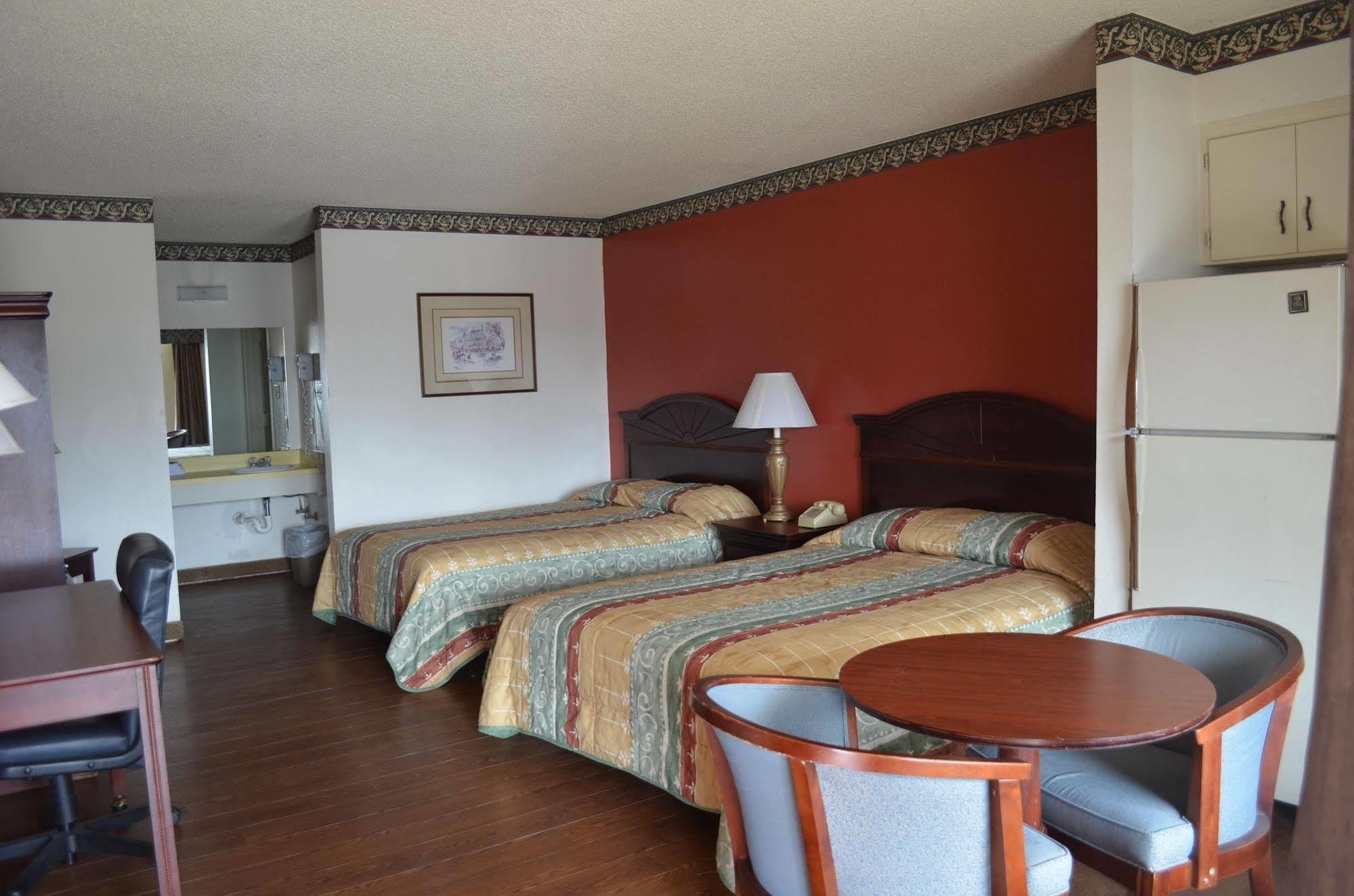Granbury Inn And Suites Екстериор снимка