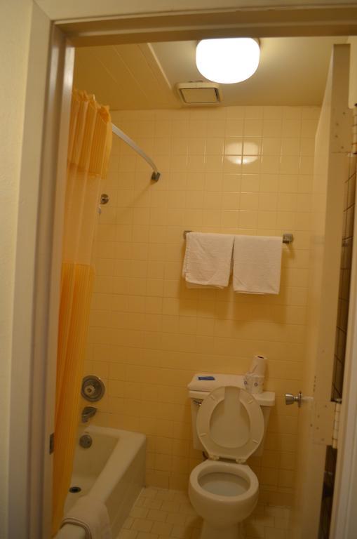 Granbury Inn And Suites Стая снимка